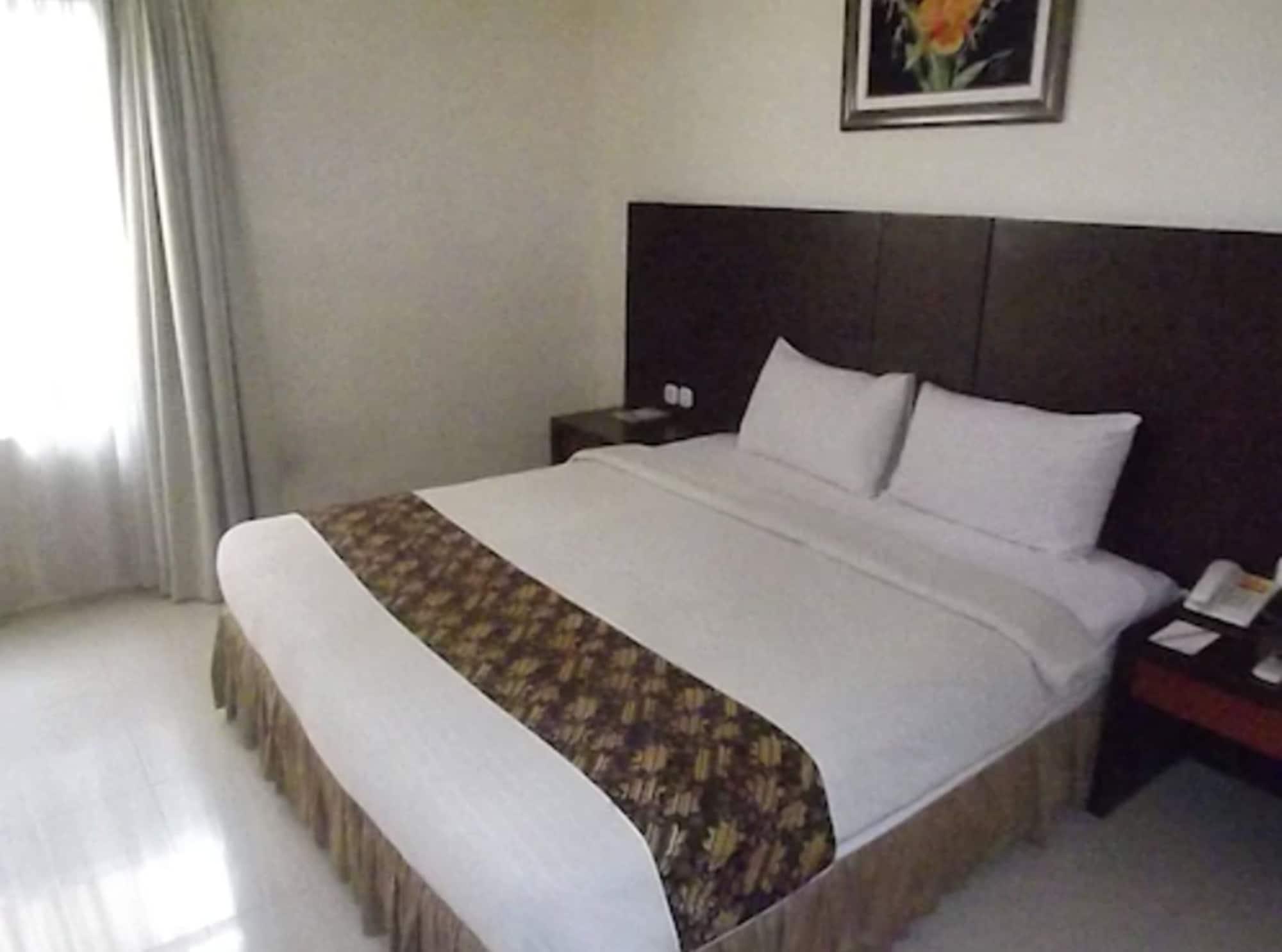 Parkside Mandarin Hotel Pekalongan Exterior photo