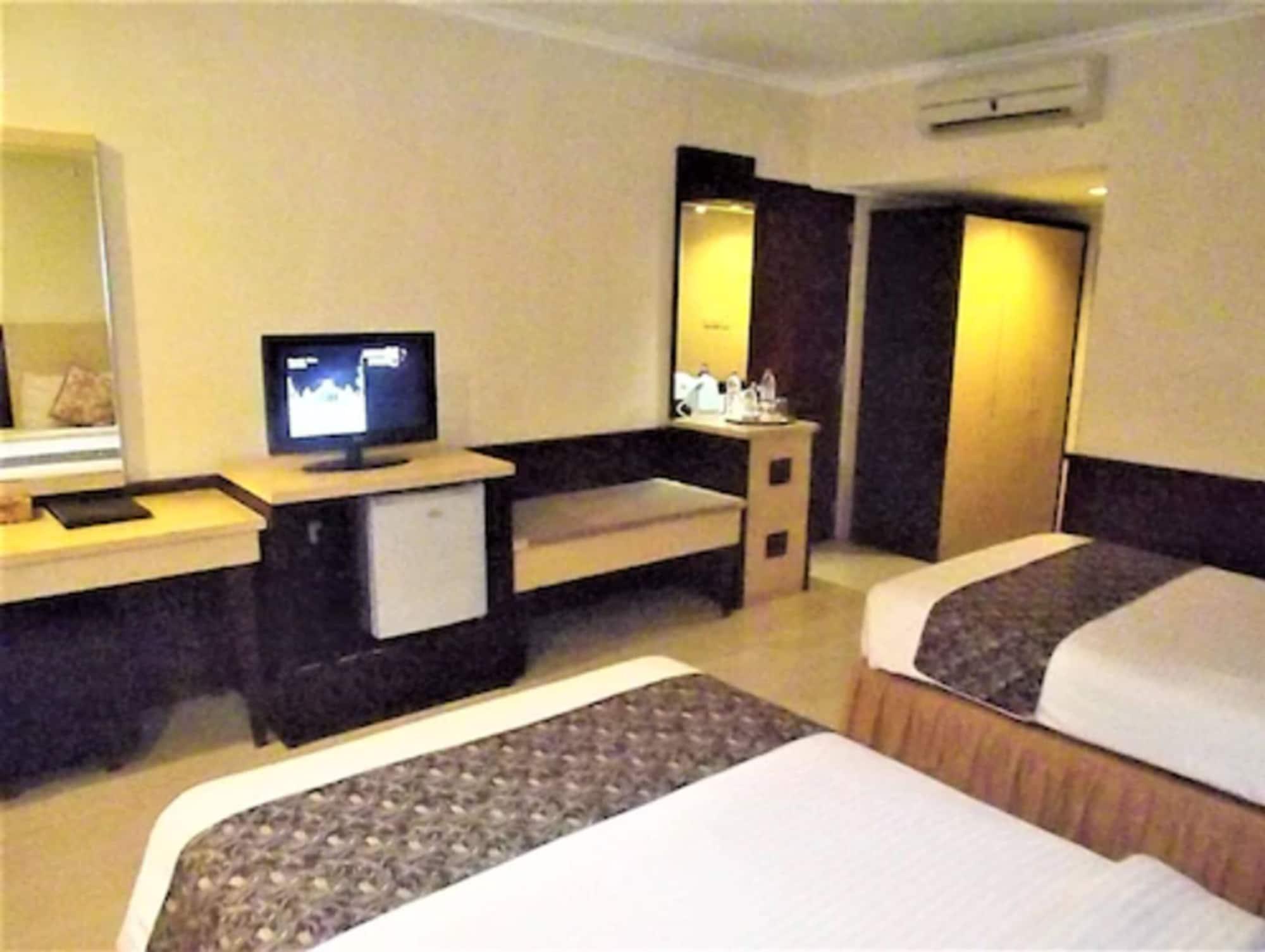 Parkside Mandarin Hotel Pekalongan Exterior photo