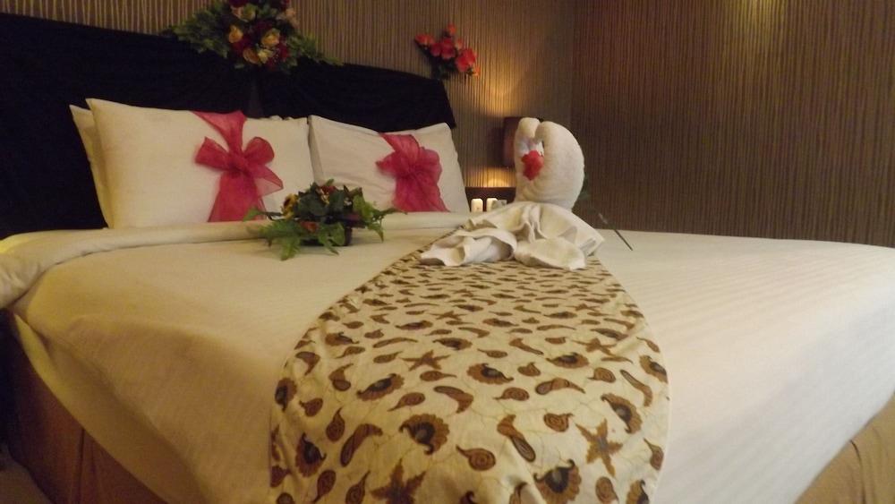Parkside Mandarin Hotel Pekalongan Exterior photo