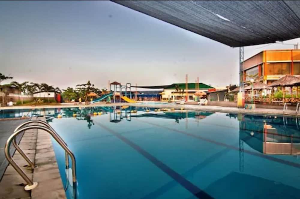 Parkside Mandarin Hotel Pekalongan Exterior photo