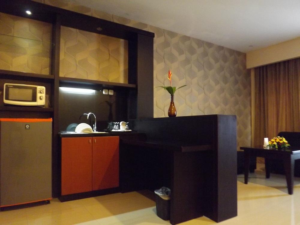 Parkside Mandarin Hotel Pekalongan Exterior photo