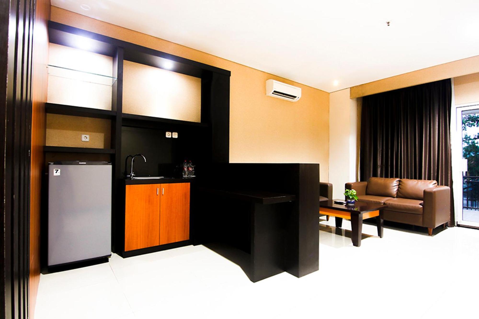 Parkside Mandarin Hotel Pekalongan Exterior photo