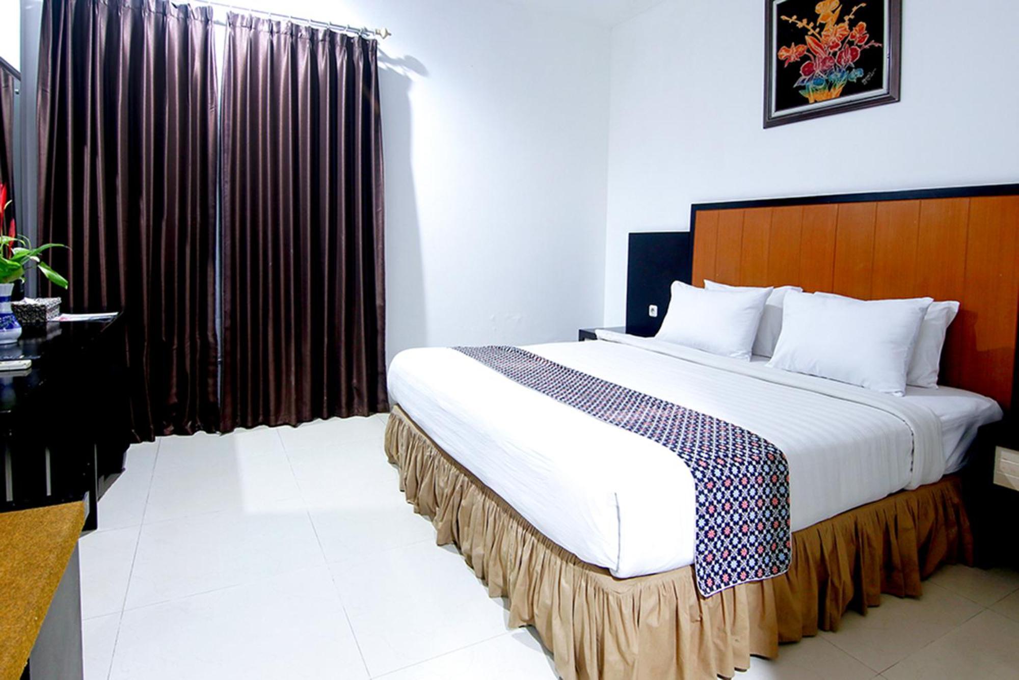 Parkside Mandarin Hotel Pekalongan Exterior photo