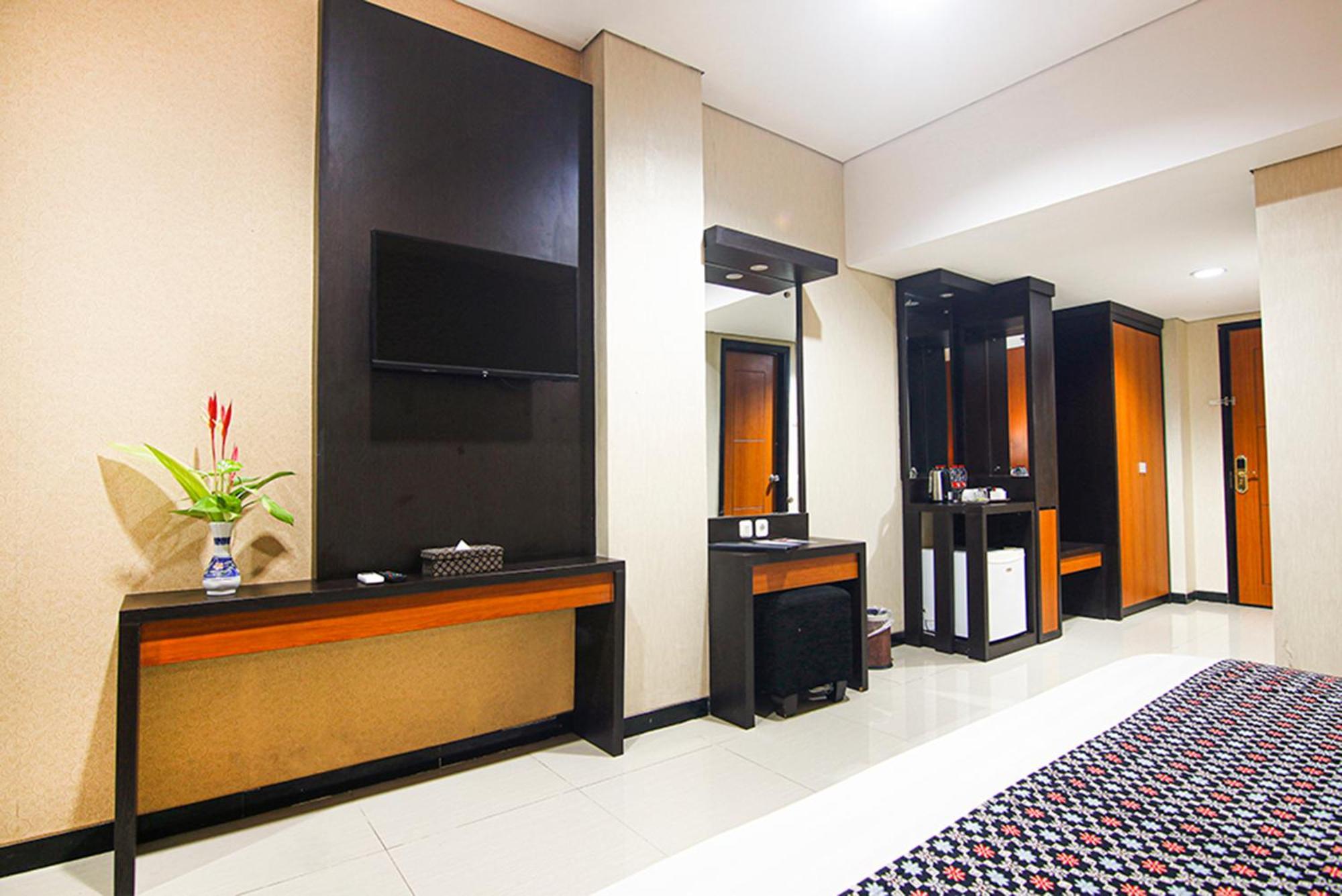 Parkside Mandarin Hotel Pekalongan Exterior photo