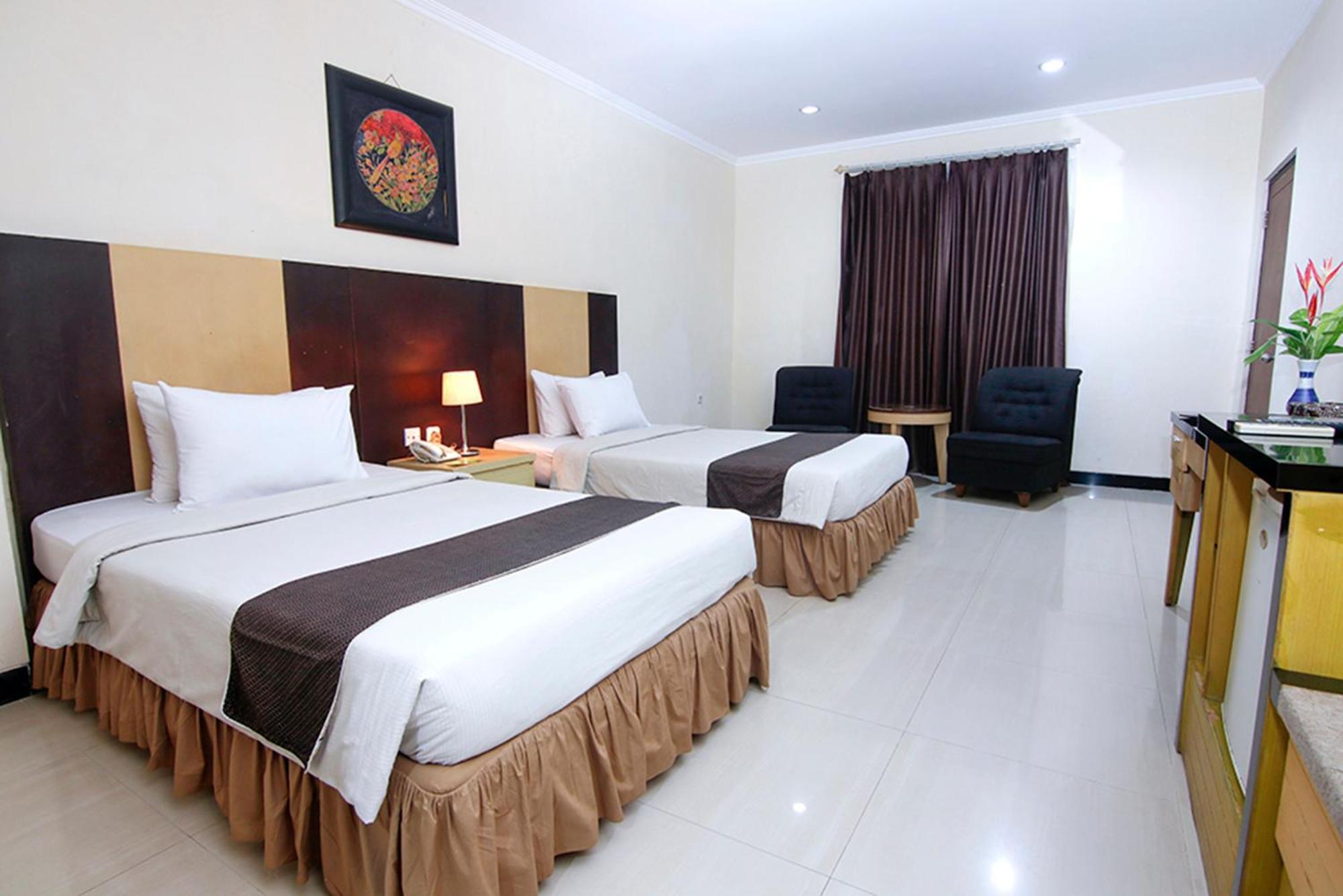 Parkside Mandarin Hotel Pekalongan Exterior photo