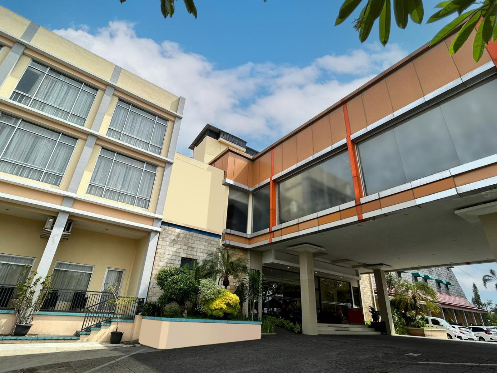 Parkside Mandarin Hotel Pekalongan Exterior photo