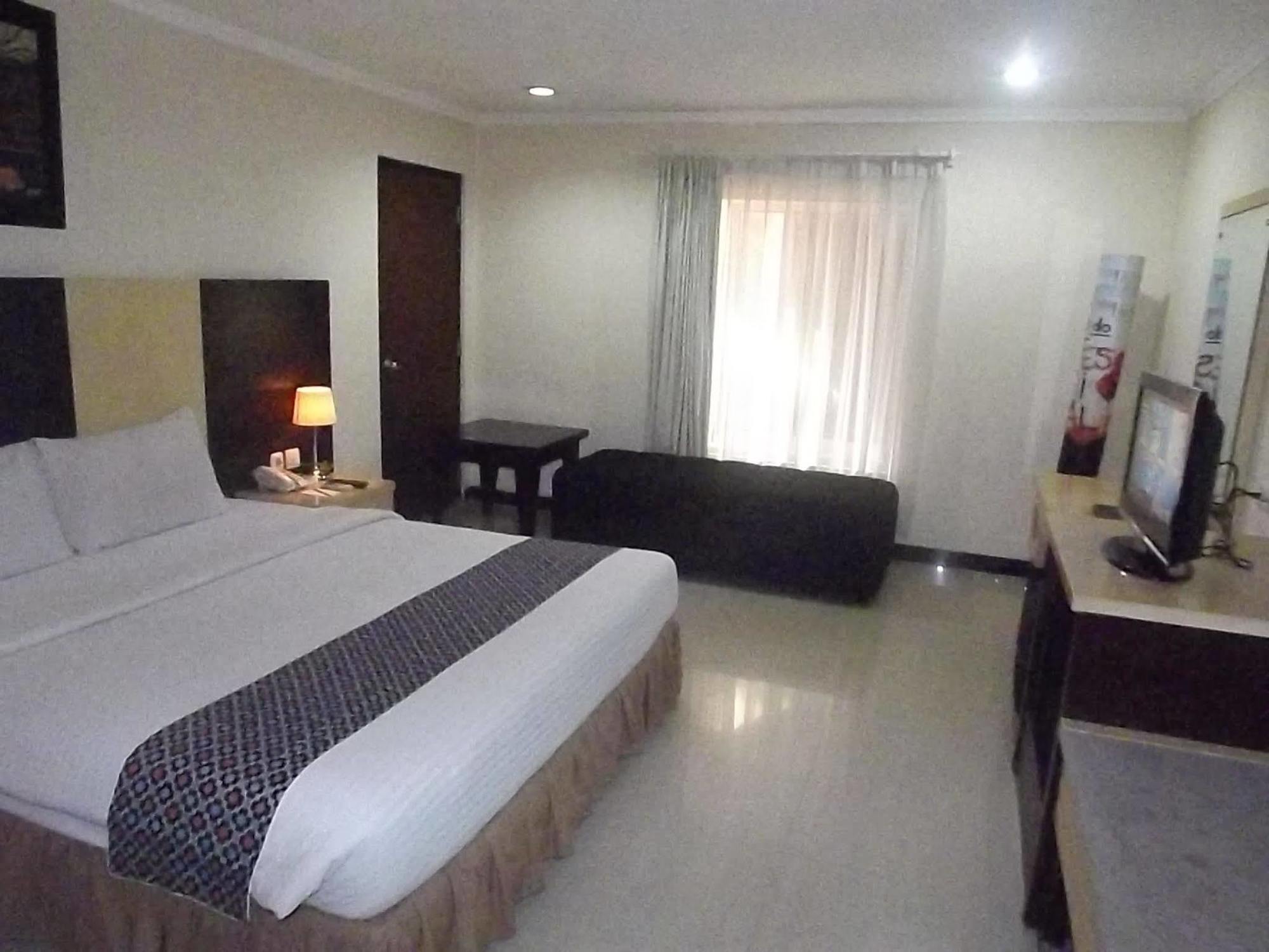 Parkside Mandarin Hotel Pekalongan Exterior photo